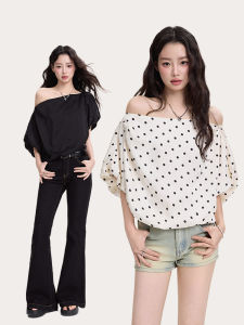 เสื้อยืดแขนสั้นไหล่เดียวหลวมๆ สไตล์หวานๆ สำหรับผู้หญิงในฤดูร้อน สวมใส่สบายๆ สีพื้น ปกติ คอตั้ง คอกลม ปกติ