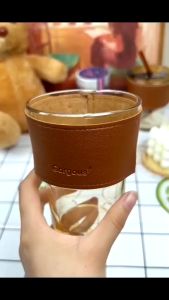 แก้วกาแฟ 400ml สไตล์มินิมอล พร้อมหลอดแก้ว ฝาปิด ปลอกหนังกันร้อน มี2สี