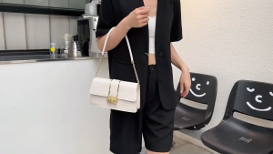 กระเป๋าสะพายข้าง กระเป๋าผู้หญิง สายโซ่ สไตล์เรียบหรู ฮิตมาก กระเป๋าสะพายไหล่ กระเป๋าหนัง PU