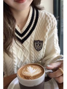 เสื้อสเวตเตอร์คอวีถักสไตล์อังกฤษ ฤดูใบไม้ร่วง/ฤดูหนาว 2024 ใหม่ ทรงหลวม แขนยาว ปกติ อบอุ่น สำหรับผู้หญิง