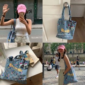 สไตล์ฝรั่งเศส Tweed Tote Bag Ins Blue Grid ผ้าใบกระเป๋า Double Root สายคล้องไหล่สําหรับ Casual Use วัสดุไนลอนพืชดอกไม้รูปแบบ