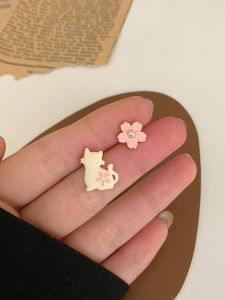 Mini S925 Silver Needle Asymmetric Cat Flower Ear Studs Womens Simple Fashion Jewelry Ear Decorations A211 Fresh out
