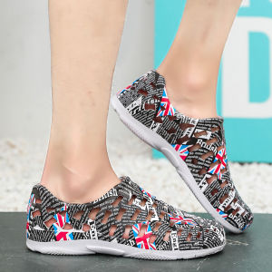 รองเท้าเจาะรูแบบเปิดโล่งรองเท้าแตะชายหาดผู้ชายรองเท้ากรงหมูลำลองสำหรับท่องเที่ยวระบายอากาศพื้นหนากันน้ำสไตล์เกาหลีฉลุลายสำหรับคู่รัก