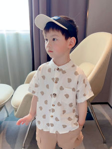 เสื้อเชิ้ตแขนสั้นผ้าฝ้ายสีขาวสำหรับเด็กชาย ฤดูร้อน 2025 ทรงหลวม เสื้อผ้าเด็กชาย แฟชั่น เสื้อผ้าเด็กชาย ลำลอง คอตั้ง