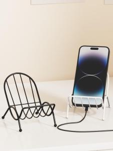 ที่วางโทรศัพท์รูปเก้าอี้น่ารัก สไตล์เรียบง่าย ดีไซน์สร้างสรรค์สำหรับนักเรียน ตั้งบนโต๊ะในหอพักนักศึกษา วัสดุโลหะ