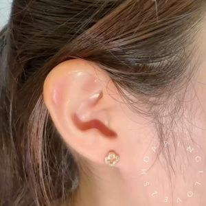 R05-11# Korean helix girl sweet mini rhinestone screw earrings four-leaf flower zircon rhinestone ear bone 耳骨钉