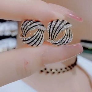 Pure Silver Needle Diamond Paved Black Stripe Earrings Personality Elegant Fashion Jewelry Womens Fresh out New Year Model