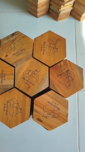 Souvenir Tatakan / Coaster kayu segi enam custom grafir