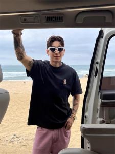 เสื้อยืดแขนสั้นผู้ชายสีดำพร้อมลายปักหรูหรา 280 กรัม คอกลม ทรงหลวม ลำลอง สไตล์เกาหลี เสื้อผ้าทำงาน