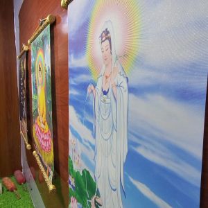 Tranh Phật Treo Tường Ta Bà Tam Thánh CHÂN THIỆN MỸ Chất Liệu Vải Lụa Kim Sa Khung Gỗ 40x60cm TTP-57