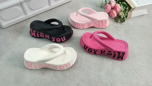 รองเท้าแตะพื้นหนา EVA พิมพ์ลายตัวอักษรแฟชั่นฤดูร้อนใหม่ รองเท้าแตะกลางแจ้งสำหรับผู้หญิง