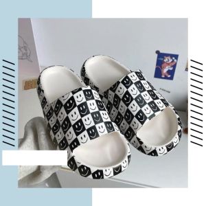 YaKo เข้าใหม่ รองเท้าแตะสวมนิ่มๆ รองเท้าแตะสวมผญลายอิโมจิ การ์ตูน น่ารัก ต๊าซซมาตำแม่