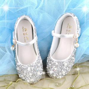 รองเท้าแตะเจ้าหญิงสำหรับเด็กผู้หญิง รองเท้าแตะทรงสุกใส่เล่นดนตรีกลางแจ้ง รองเท้าแตะส้นแบนประดับคริสตัลสีเงิน รองเท้าแฟชั่นฤดูใบไม้ผลิและฤดูใบไม้ร่วง