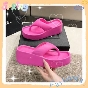 QXshop ใหม่ รองเท้าแตะหูหนีบแฟชั่นคุณผู้หญิง ดีไซน์เสริมเสริมส้นให้ด้วย วัสดุยางใส่สบายเท้าแถม พร้อมส่งให้