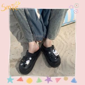 QJshop6.งานใหม่ล่าสุด รองเท้าแบบสวมแฟชั่น ทรงสวยละมุน ผลิตจากยางวัสดุดี ใครใส่ก็ปัง คุ้มค่าคุ้มราคา มีตัวติดเซ็ทน่ารักๆแถมไปด้วย ราคานี้คุ้มมาก สายแฟชั่นถูกใจสิ่งนี้