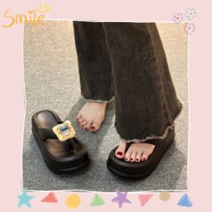 LKShoes VERY CUTE รองเท้าหูหนีบเสริมส้น รองเท้าทรงหูหนีบแฟชั่นที่เสริมส้นสุดปังในยุคนี้ เสริมส้นมาให้จุใจถูกใจสาวๆแน่นอน แถมมีตัวติดการ์ตูนสุดคิ้วท์ให้อีก รีบสั่งซื้อกันเข้ามาเลยจ้า