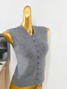 เสื้อคาร์ดิแกนถักแขนกุดสำหรับผู้หญิง ฤดูร้อน 2025 เสื้อคลุมกันหนาวคอวีแขนกุดเนื้อผ้านุ่มสบายระดับไฮเอนด์ ทรงหลวม ปกติ