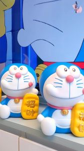 Ống Tiết Kiệm DOREAMON cầm bảng trang trí Decor
