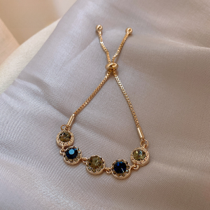 สร้อยข้อมือสไตล์ย้อนยุคสำหรับผู้หญิง ดีไซน์เก๋ไก๋ เครื่องประดับแฟชั่นแบบเรียบง่ายและเย็นชา สร้อยข้อมือ Golicc สำหรับเพื่อนๆ