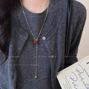 สร้อยคอรูปมุกสีแดง Ankela เครื่องประดับแฟชั่นสำหรับผู้หญิง โซ่เสื้อสเวตเตอร์ฤดูใบไม้ร่วง/ฤดูหนาว 2024 สร้อยคอแบบมีกลิ่นอายของกล้วยเนื้อสุดหรูหรา