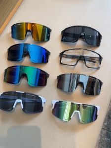 Kacamata Hitam: Pelindung Mata & Olahraga Outdoor