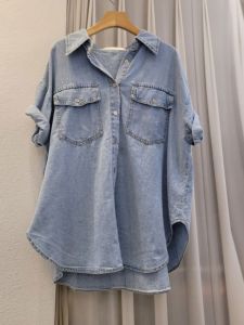 เสื้อเชิ้ตแขนสั้นผ้ายีนส์ทรงหลวมสไตล์เกาหลีสำหรับผู้หญิงในช่วงฤดูร้อนปี 2025 เสื้อเชิ้ตคอโปโลแขนสั้นทรงหลวมแบบลำลอง