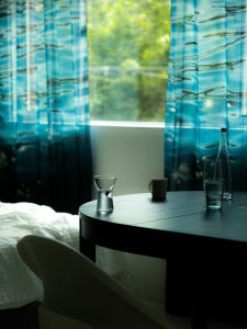 โปร่งแสง ลูกไม้ ผ้าม่านพิมพ์พร้อมมุมมองที่สวยงามสําหรับระเบียงและหน้าต่างอ่าวไม่จําเป็นต้องเจาะการติดตั้งสิ่งทอที่บ้าน