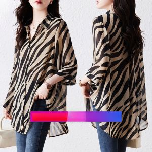 เสื้อเชิ้ตผ้าชีฟองลายทางกันแดดไซส์ใหญ่สำหรับผู้หญิง ทรงหลวม ทรงพอดีตัว ปกโปโล แขนยาว 7 นิ้ว ทรงตรง เส้นใยโพลีเอสเตอร์ 100%