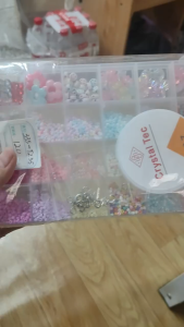 ของเล่นเสริมพัฒนาการ ชุดร้อยลูกปัด DIY ของเล่นศิลปะ ลูกปัดกว่า 450 ชิ้น พร้อมอุปกรณ์และกล่องจัดเก็บ 24 ช่อง