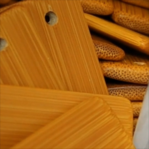 พวงกุญแจไม้ไผ่สลักชื่อ "ผ"