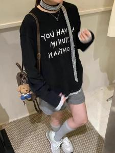 เสื้อสเวตเตอร์ถักคอปกกลมแขนยาวลายตัวอักษรสไตล์อเมริกันใหม่ฤดูใบไม้ร่วง เสื้อชั้นในลำลองพร้อมขอบลูกไม้และจุดต่อ