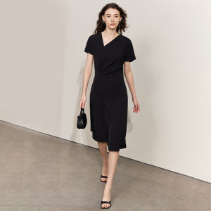 AMII | Slant V-neck Asymmetric Slimming Black Dress