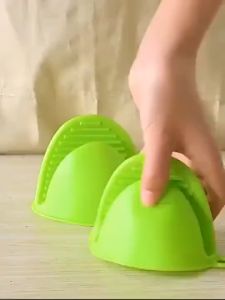 Silicone Pot Holder Kitchen Silicone Glove Grip Pinch Mitts Oven Pot Holder Tool (RANDOM COLOR) JC Elise