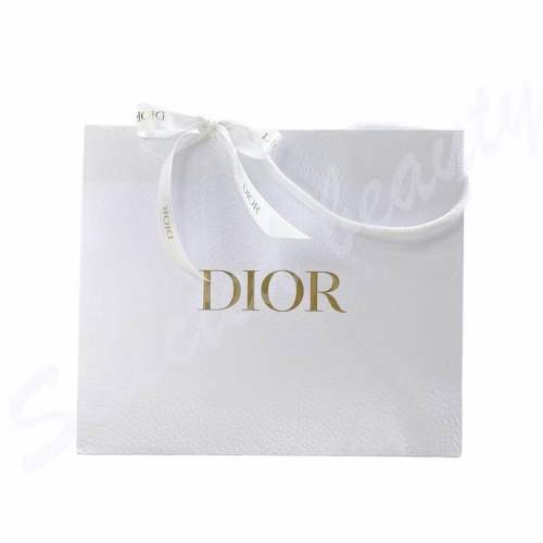 คู่มือเลือกขนาดถุงกระดาษ Dior ให้เหมาะกับของขวัญแต่ละประเภท ตั้งแต่เครื่องสำอางจนถึงกระเป๋า