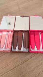 แปรงแต่งหน้าขนาดพกพาพร้อมกระจกชุดแปรงแต่งหน้ากล่องกระจก 5 ชิ้นสำหรับการเดินทางแบบใหม่ แปรงปัดแป้งฝุ่นอเนกประสงค์แบบพกพา แปรงปัดแก้ม เครื่องมือเสริมสวย