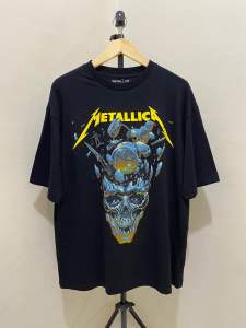 COD kaos oversize music” METALICA/HITAM-kuning” di gunakan pria dan wanita. Bahan cotton combed 24s premium sehingga cocok digunakan buat harian. Sablon plastisol design yang casual cocok digunakan kemana saja. Full tag label dan tagwash