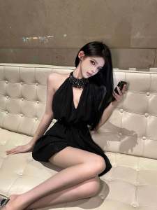 Slightly Oversized Girls Fujia Qianjin Exquisite Rhinestone Halterneck Dress Womens Summer Fancy Waist-Tight Skimming Small Black Dress