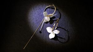 Khuyên tai bông tai tròn gài nữ tính thanh lịch  sang chảnh hình hoa Lan bất đối xứng bên ngắn bên dài vô cùng độc đáo thời trang hiện đại sang trọng KT-46