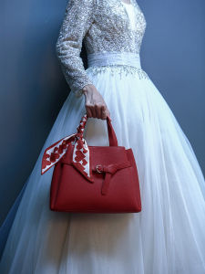 กระเป๋าสะพายข้างขนาดใหญ่สำหรับเจ้าสาว กระเป๋าสะพายข้างสีแดง วัสดุ PU ผิวนุ่ม ทรงสี่เหลี่ยม สไตล์ฤดูใบไม้ร่วง 2024