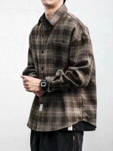 เสื้อเชิ้ตลายสก๊อตเพิ่มความหนาขนขัดวินเทจสำหรับฤดูใบไม้ร่วงและฤดูหนาวชุดทำงานผู้ชายเสื้อเชิ้ตผ้าวูลแขนยาวทรงหลวมแบรนด์ยอดนิยมเสื้อคลุมลำลองแฟชั่น