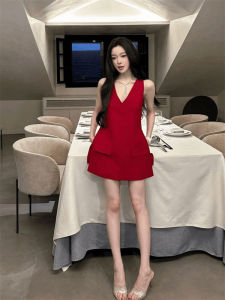 ชุดแฟชั่นสีแดงหรูหราพร้อมกระโปรงสั้นสำหรับงานเลี้ยง ชุดเสื้อแขนสั้นคอวี ชุดสองชิ้น ผ้าฝ้ายผสม ฤดูใบไม้ร่วง 2024