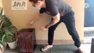 Adjustable snare cajon
