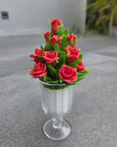กุหลาบ กุหลาบแดงใส่กรวยแก้ว ขนาดสูง 7 นิ้ว จำนวน 15 ดอก ทำจากดินปั้น งานสวย ปราณีต