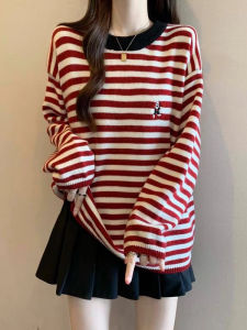 เสื้อสเวตเตอร์ถักยาวปานกลางลายทางสีแดง ทรงหลวม แขนยาว คอกลม สำหรับผู้หญิง ฤดูใบไม้ร่วง 2025 ใหม่ล่าสุด เสื้อชั้นใน