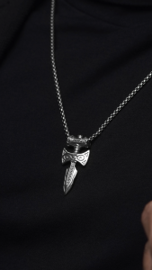 Emrys Liontin Set SAGA Kalung Liontin Titanium Anti Karat Pria Wanita