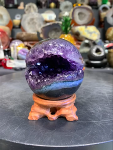 mini high grade amethyst open😀美好生活开口笑💯天然高品紫晶开口笑  刘海绿幽灵✅  紫度深美👍 🆓底座  开口笑球径: 7.5cm  净重: 0.56kg 含底座高: 10cm  总重: 0.6kg Diameter: 7.5cm  Raw weight: 0.56kg total height: 10cm  total weight: 0.6kg  📍Johor Bahru 区可自行取货或邮寄服务