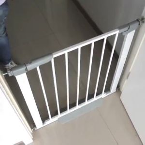 ที่กั้นเด็ก คอกกั้นเด็ก ที่กั้น ประตูกั้นเด็ก ประตูกั้นบันได ที่กั้นบันได สำหรับเด็กและสัตว์เลี้ยง ไม่ต้องเจาะผนังรุ่น ล๊อคอัตโนม