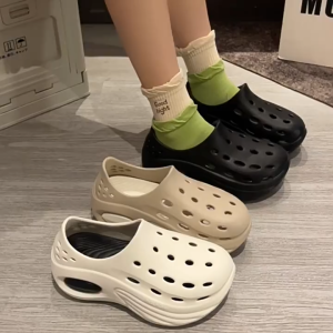 รองเท้าแตะพื้นหนาสำหรับผู้ชาย รองเท้าแตะชายหาดแบบใหม่ วัสดุ EVA นุ่ม ระบายอากาศได้ดี และสวมใส่สบาย coolmen