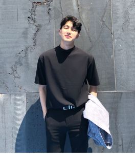 เสื้อยืดคอกลมแขนสั้นผ้าไหมน้ำแข็งฤดูร้อนสำหรับผู้ชาย ทรงหลวม ทรงเข้ารูป สีขาว สไตล์เกาหลี แฟชั่นลำลอง