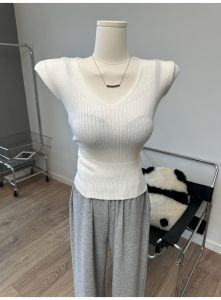 เสื้อถักคอวีทรงสลิมฟิตสำหรับฤดูร้อน 2025 แขนสั้น ทรงปกติ สีสันสดใส วัสดุอื่นๆ ผ้าถัก แฟชั่นผู้หญิง